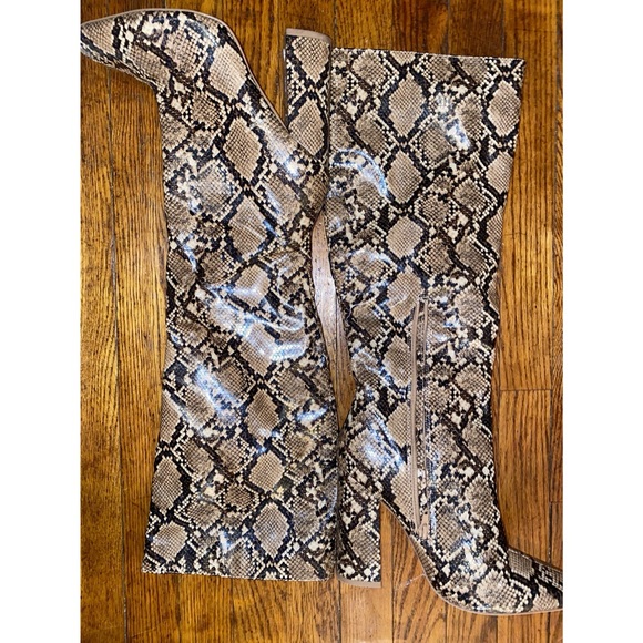 Missguided Beige Snake Print Calf Height Heeled Boots - Size 10 - Picture 2 of 4